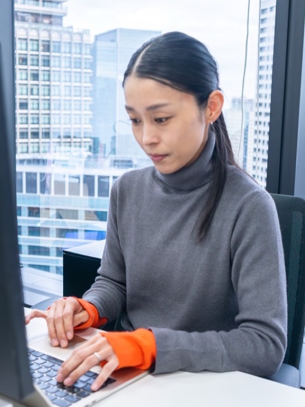 デスクで作業する社員