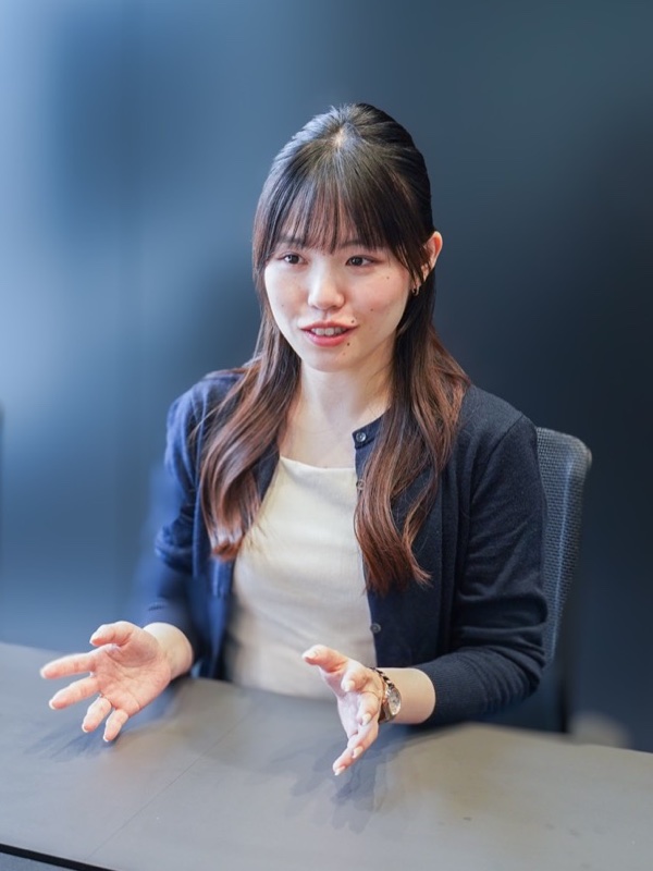 会議室で話す社員