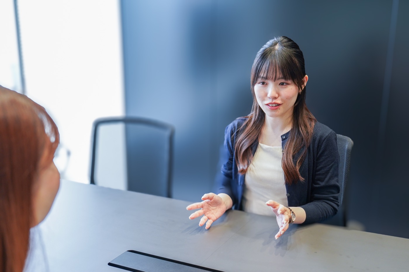 会議室で話す社員