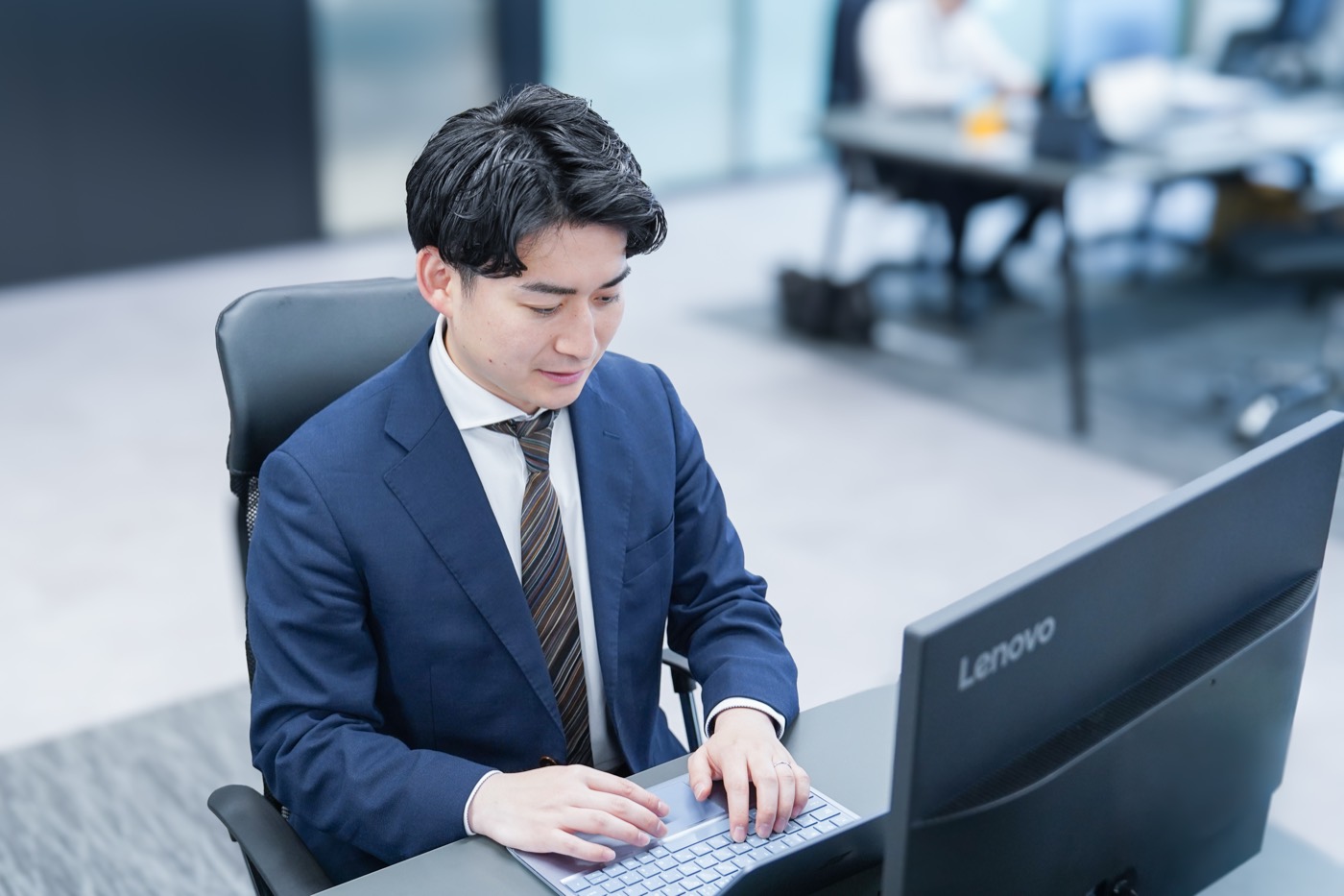 PC に向かう社員