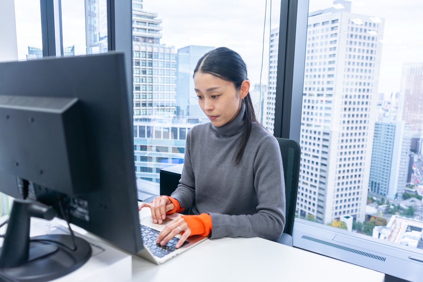 デスクで作業する社員